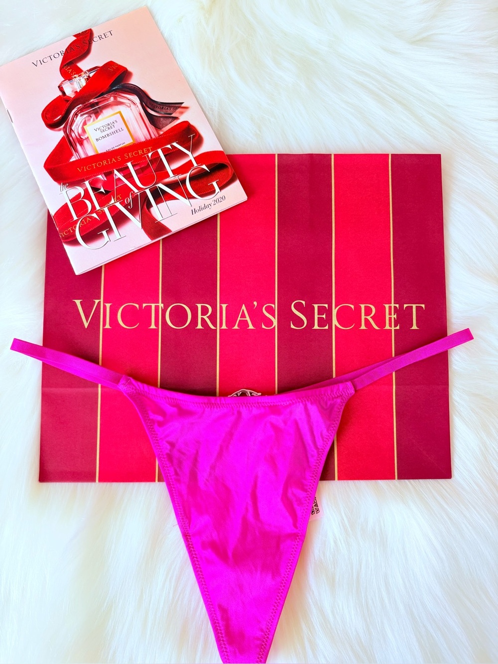 🩷🩷Victoria’s Secret V-string (M)🩷🩷
